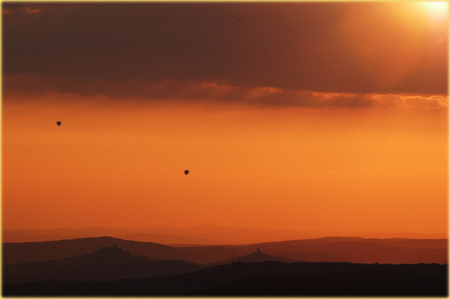 Abendstimmung mit zwei Ballonen am Himmel über der Burg-Vetzberg und Gleiberg bei Gießen